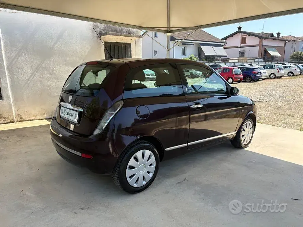 Usata Lancia Ypsilon 60 CV (44 kW) 2007 Viola Utilitaria