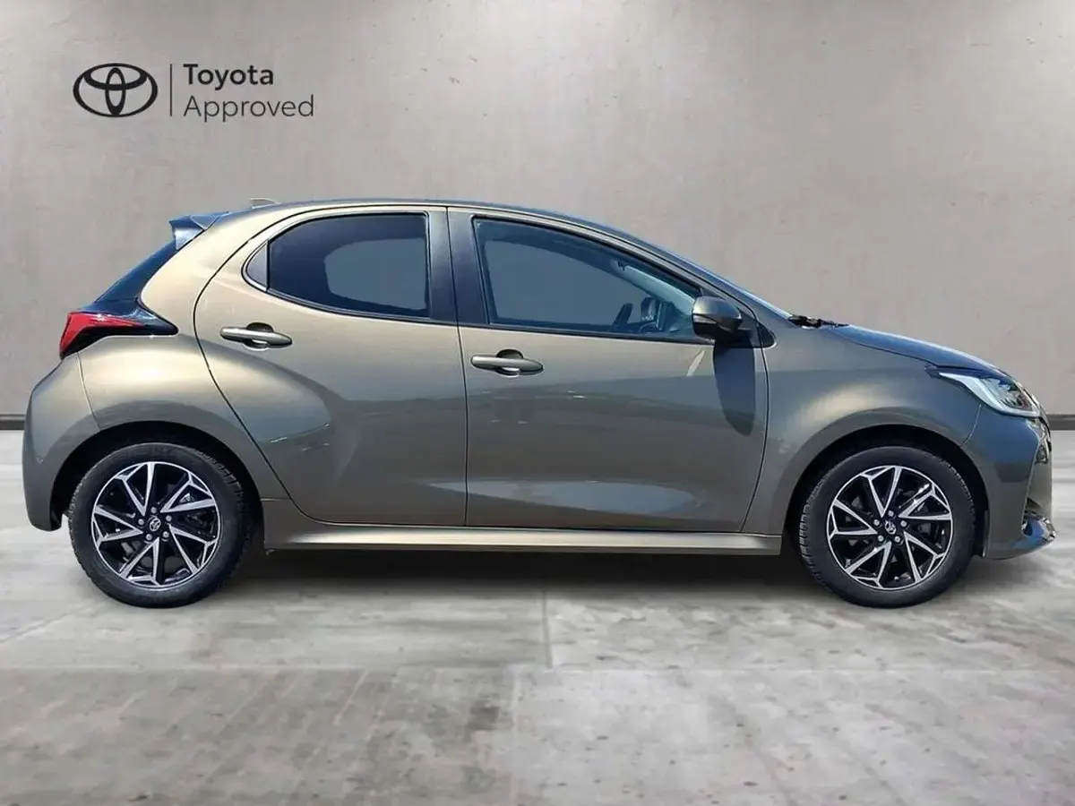 Usata Toyota Yaris Hybrid Trend 92 CV (67 kW) 2022 Grigio Berlina