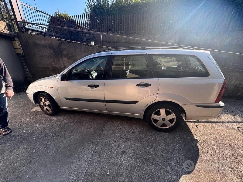 Usata Ford Focus 100 CV (73 kW) 2004 Grigio Station wagon