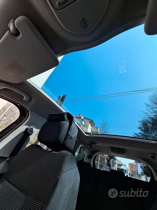 Usata Peugeot 5008 150 CV (110 kW) 2012 Nero Berlina