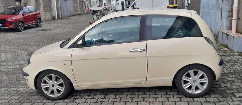 Usata Lancia Ypsilon 80 CV (58 kW) 2004 Bianco Utilitaria