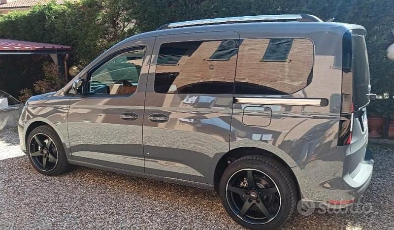 Usata Ford Tourneo 122 CV (89 kW) 2024 Grigio Monovolume