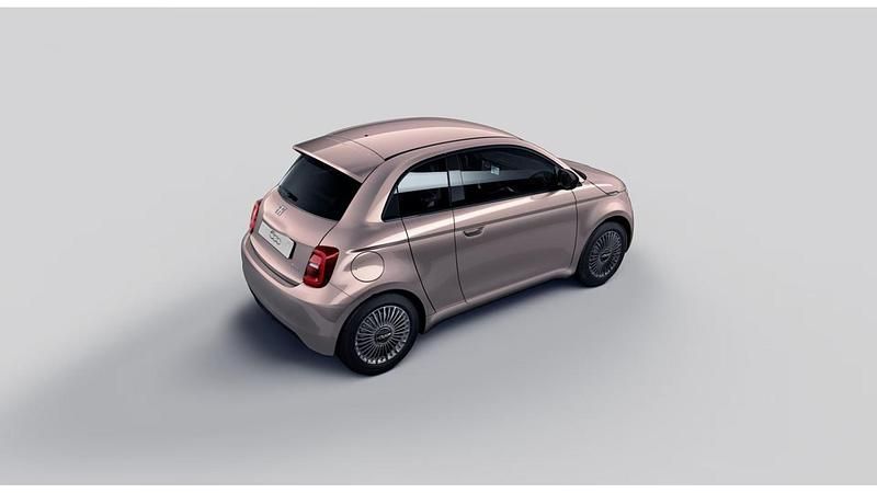 Usata Fiat 500e La Prima 86 kW (118 CV) 2022 Bianco pastello Utilitaria