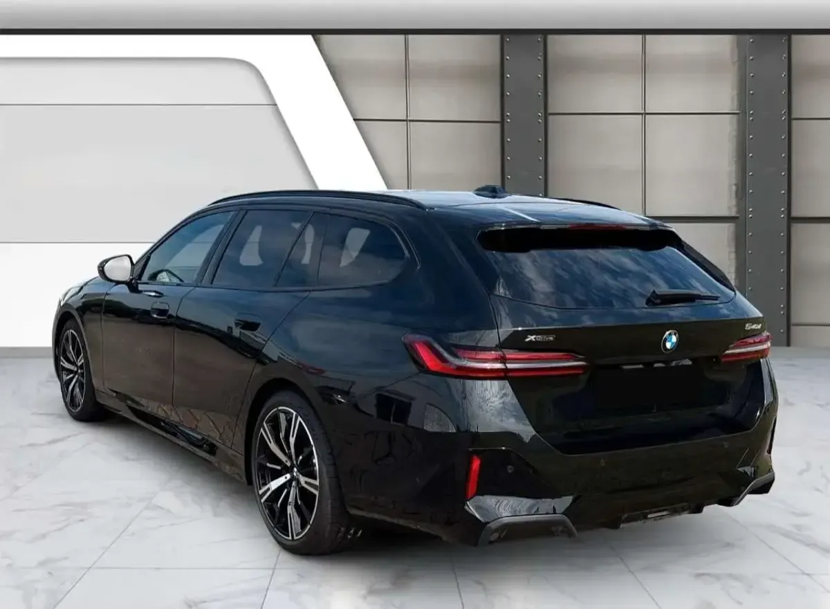 Usata BMW 540 M Sport 303 CV (222 kW) 2025 Nero metallizzato Station wagon