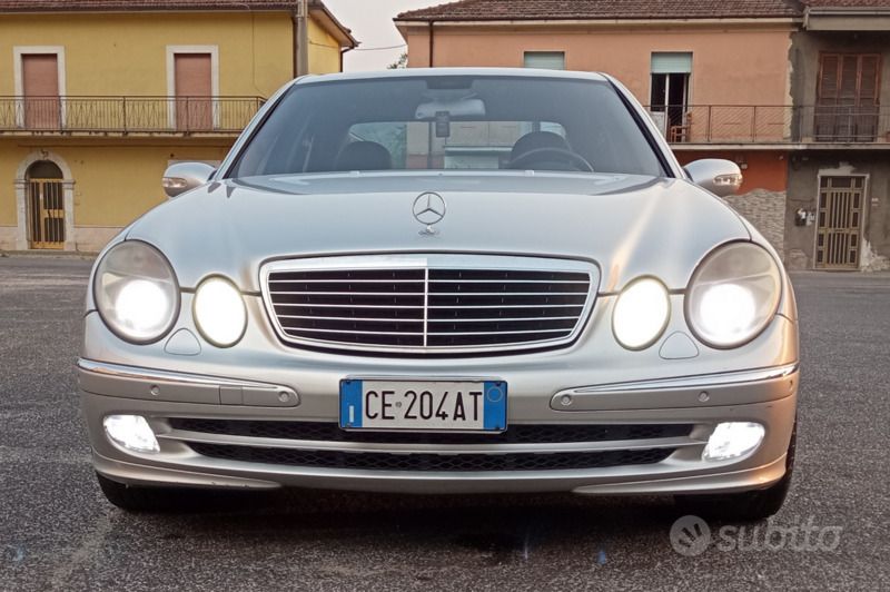 Usata Mercedes E270 Avantgarde 177 CV (130 kW) 2003 Grigio Berlina