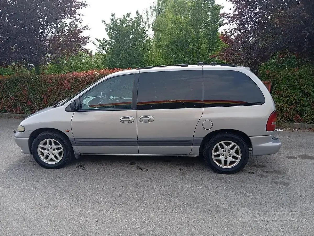 Usata Chrysler Voyager 116 CV (85 kW) 2000 Grigio Monovolume