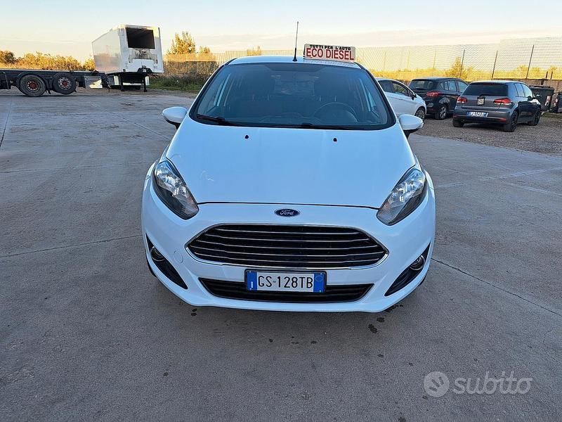 Usata Ford Fiesta Titanium 75 CV (55 kW) 2013 Bianco Utilitaria