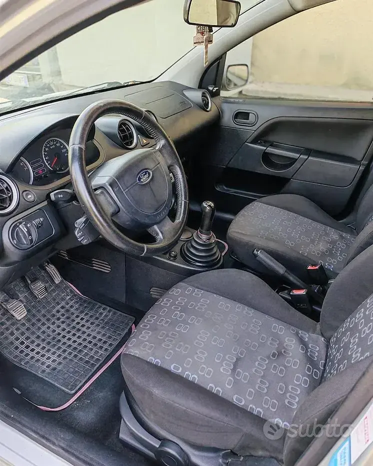 Usata Ford Fiesta 75 CV (55 kW) 2005 Grigio Utilitaria