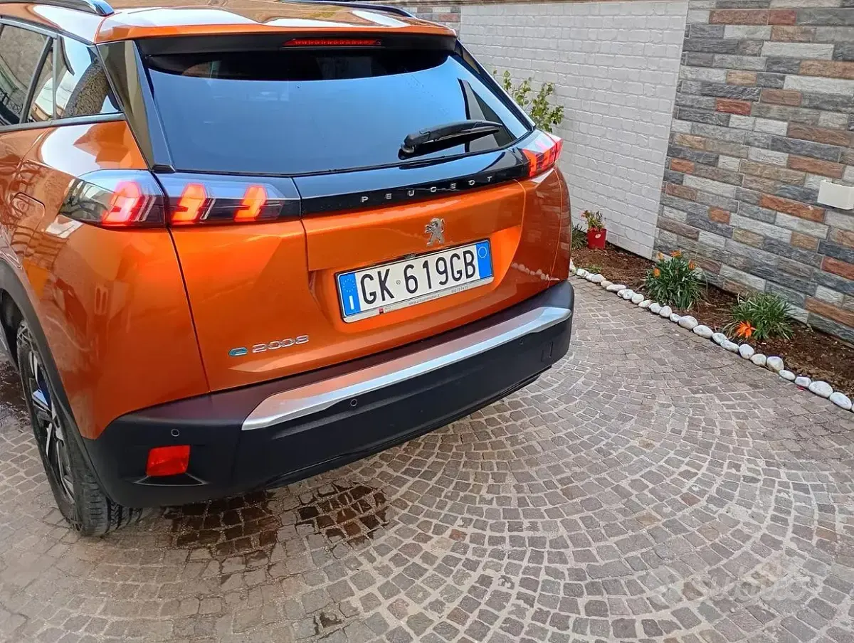 Usata Peugeot e-2008 56 kW (77 CV) 2022 Nero SUV