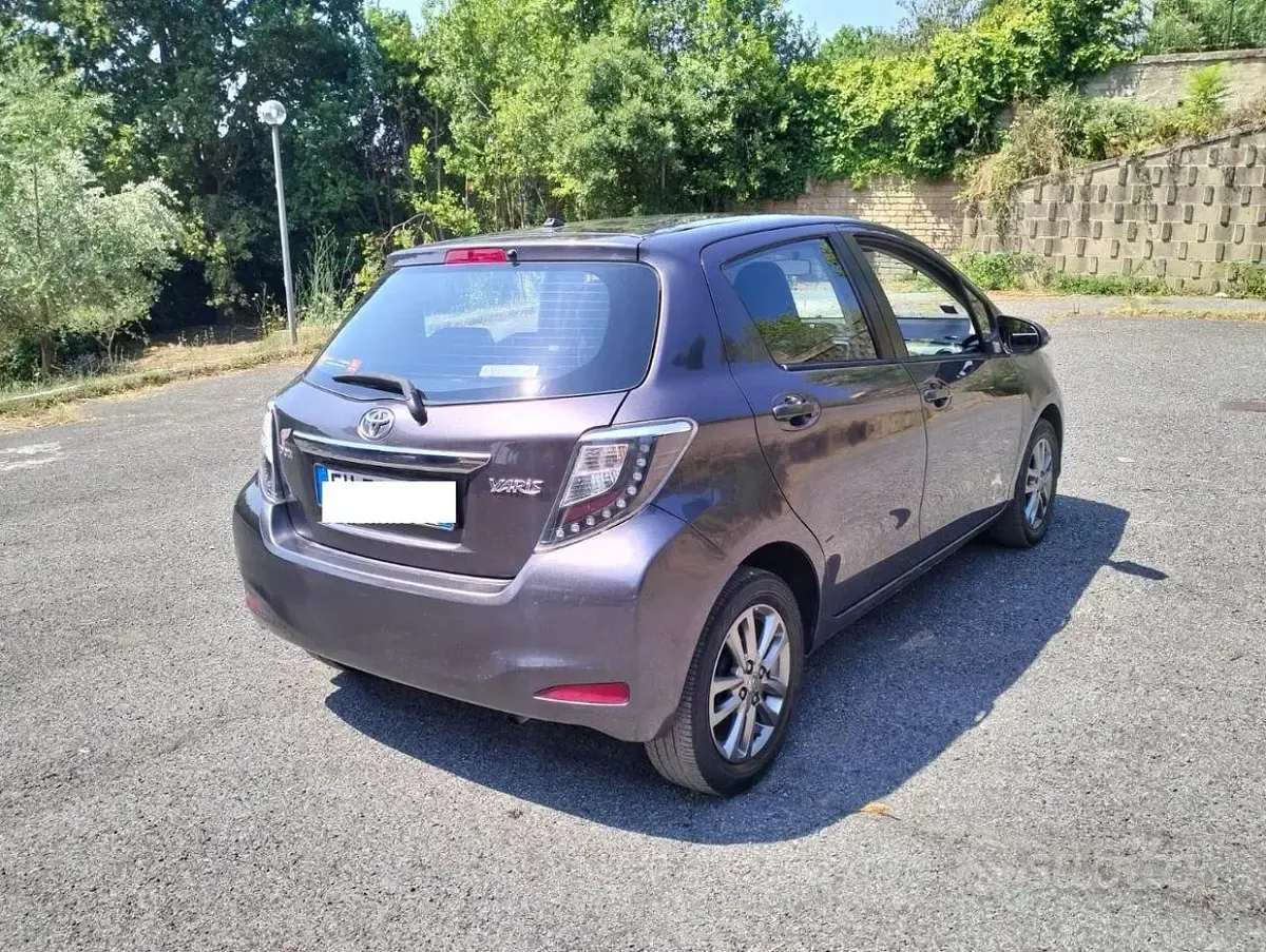 Usata Toyota Yaris Lounge 69 CV (50 kW) 2014 Grigio Utilitaria
