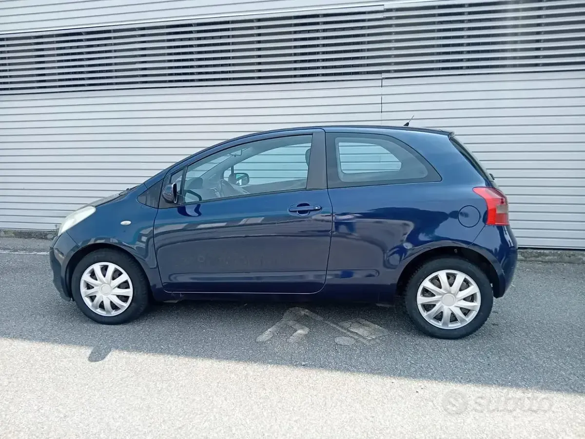 Usata Toyota Yaris 100 CV (73 kW) 2006 Bluazzurro Utilitaria