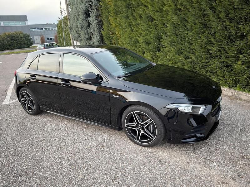 Nero Usata 2021 Mercedes A180 Due volumi | 25.490 € - Immagine 1/4