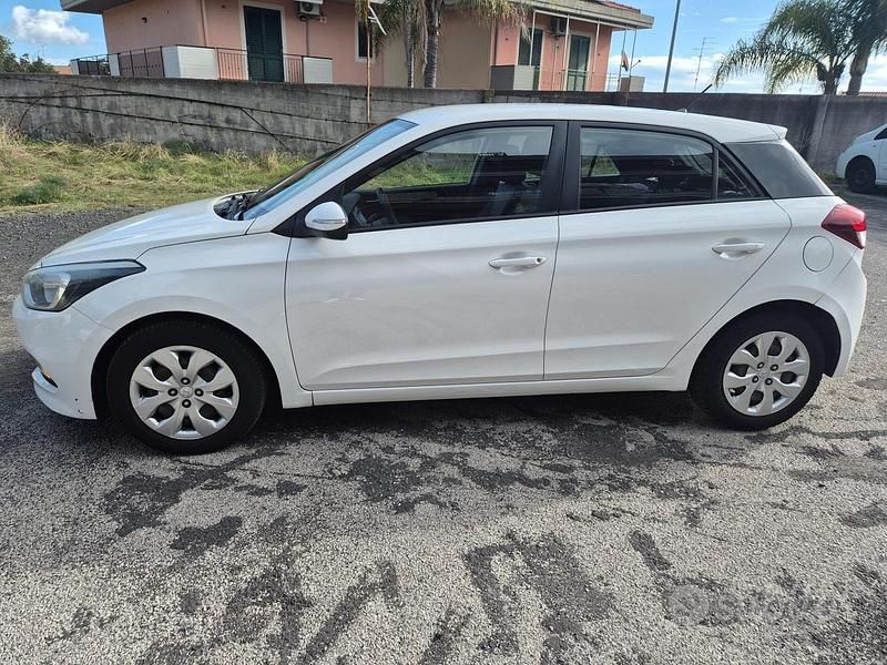 Bianco Usata 2015 Hyundai i20 Comfort Tre volumi | 7500 € (Cara) - Immagine 1/4