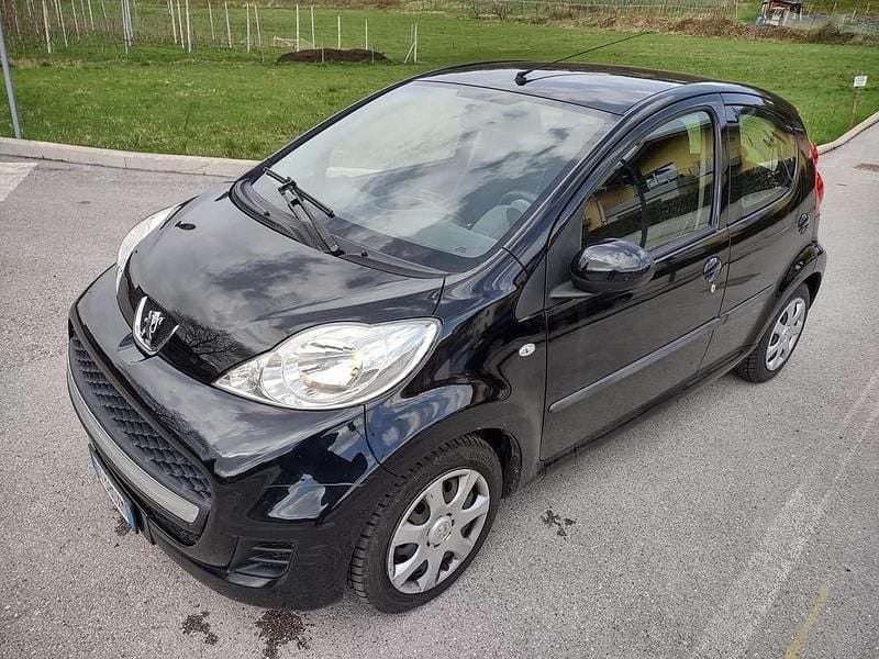 Nero Usata 2009 Peugeot 107 Allure Due volumi | 4000 € (Buon prezzo) - Immagine 1/4