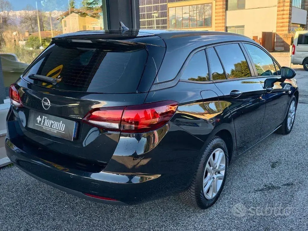 Käytetty Opel Astra Innovation 136 HP (100 kW) 2016 Musta Farmari