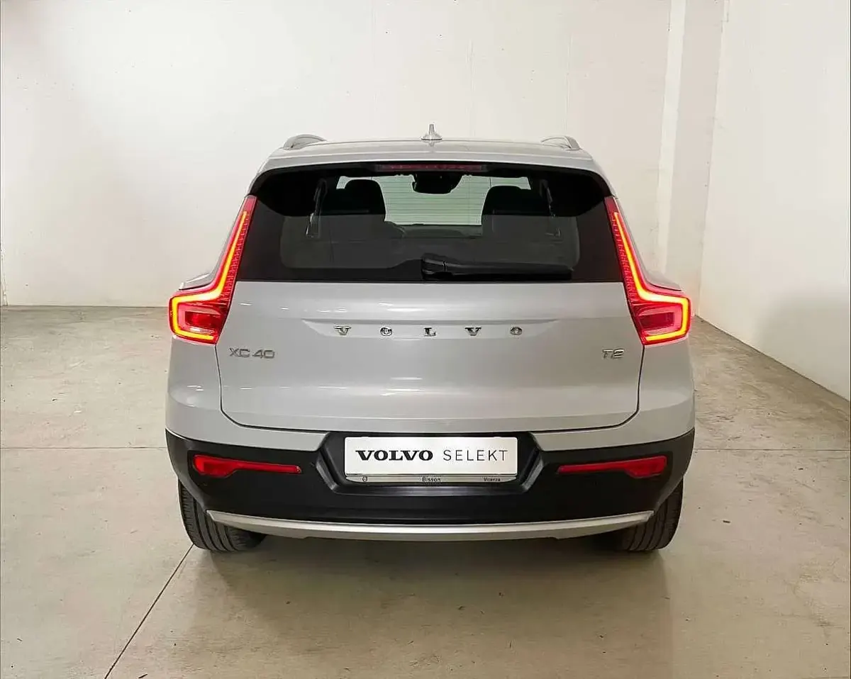 Usata Volvo XC40 Momentum 129 CV (94 kW) 2022 Glacier silver SUV