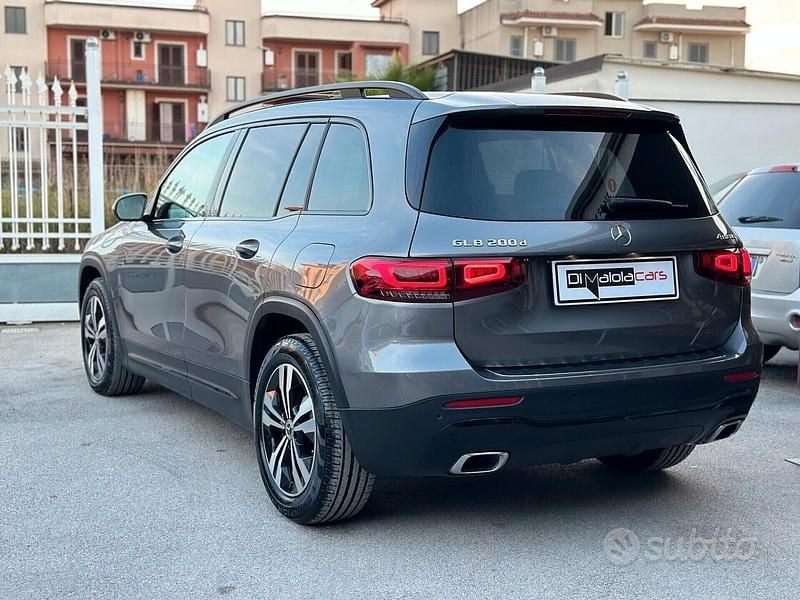 Usata Mercedes GLB200 150 CV (110 kW) 2020 Grigio SUV