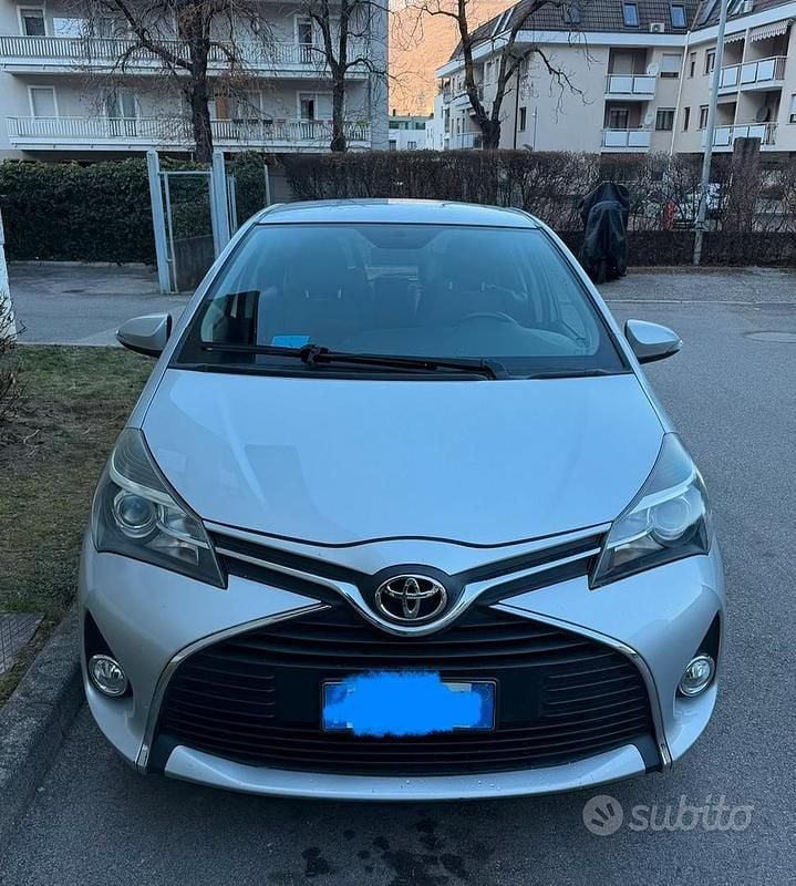 Grigio Usata 2015 Toyota Yaris Due volumi | 7500 € (Buon prezzo) - Immagine 1/4