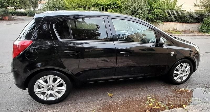 Usata Opel Corsa Cosmo 95 CV (69 kW) 2011 Nero Utilitaria