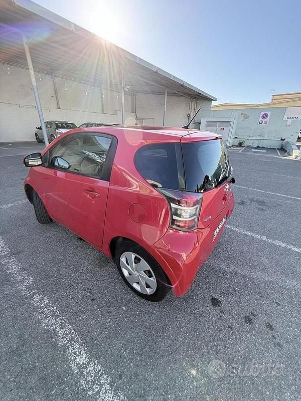 Usata Toyota iQ 98 CV (72 kW) 2012 Rosso Utilitaria