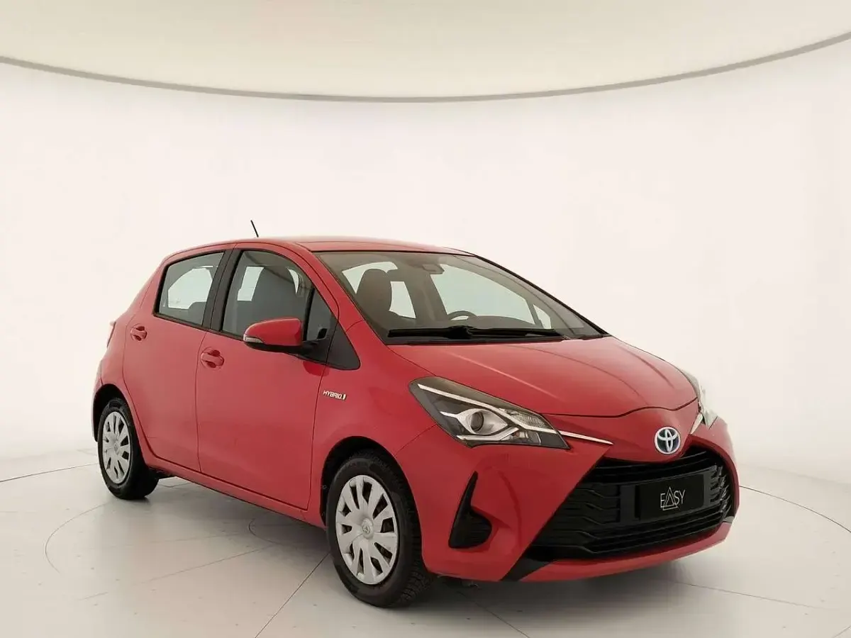 Usata Toyota Yaris Hybrid Active 73 CV (53 kW) 2017 Rosso Berlina
