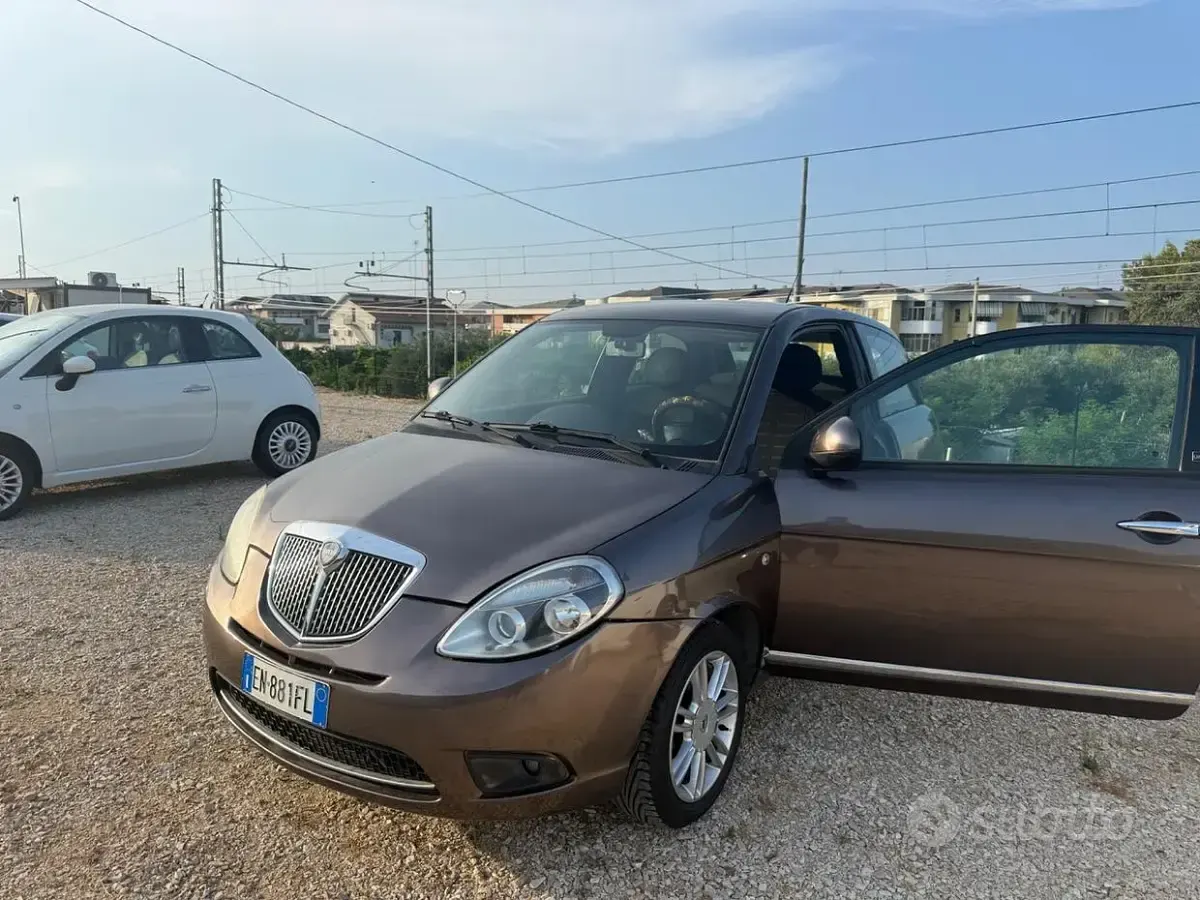 Usata Lancia Ypsilon 75 CV (55 kW) 2012 Marrone Utilitaria