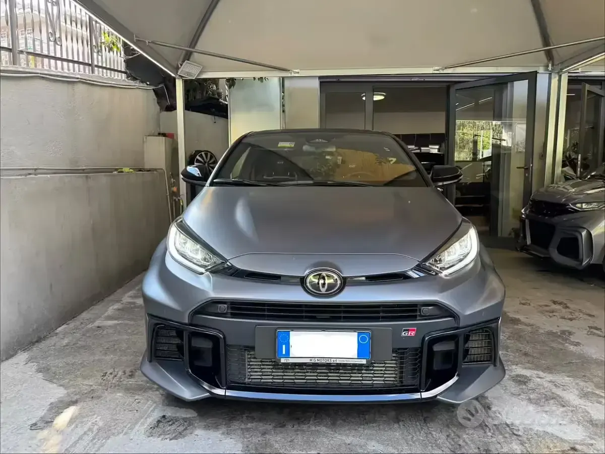 Usata Toyota Yaris 280 CV (205 kW) 2024 Grigio Utilitaria