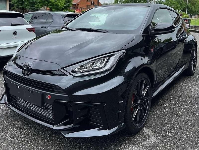 Usata Toyota Yaris 280 CV (205 kW) 2025 Nero Berlina