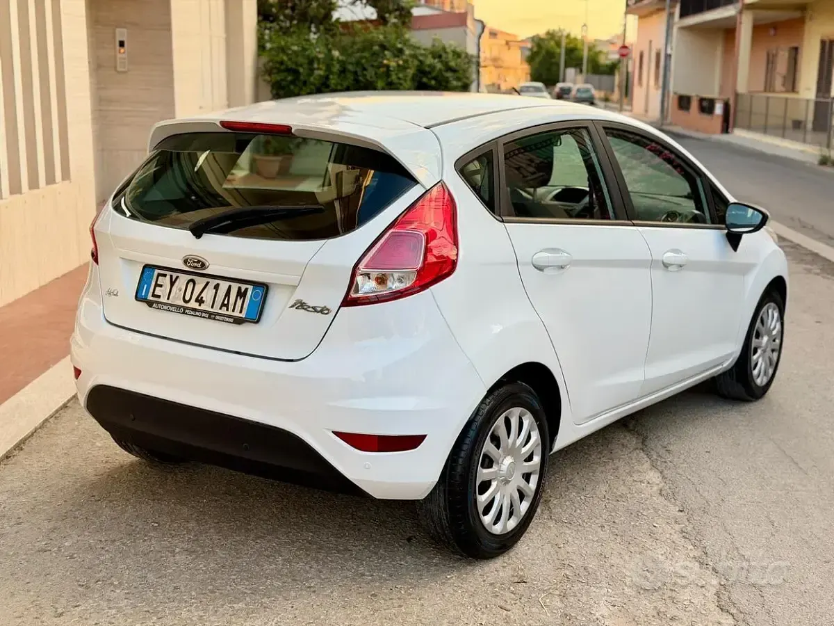 Usata Ford Fiesta 97 CV (71 kW) 2014 Bianco Utilitaria