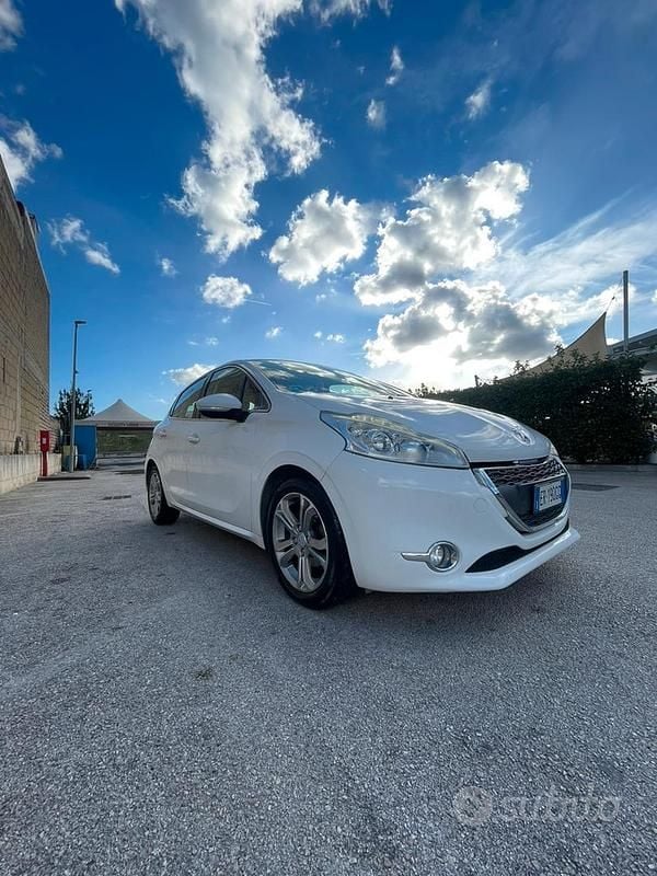 Usata Peugeot 208 Allure 68 CV (50 kW) 2013 Bianco Utilitaria