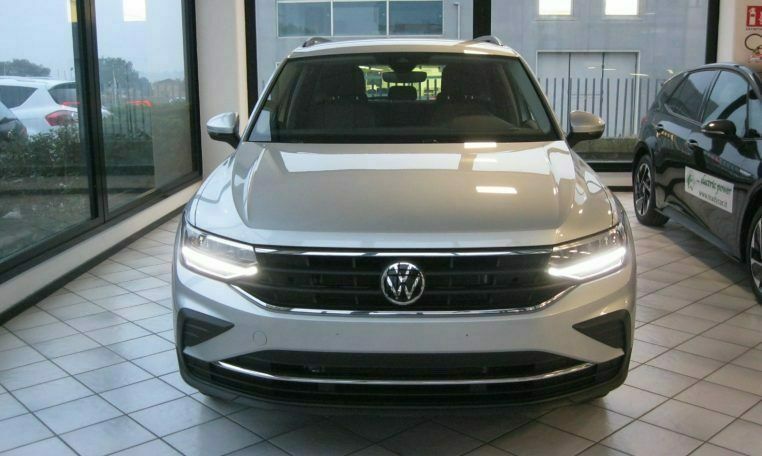 Argento Usata 2021 VW Tiguan Life SUV | 36.900 € (Molto cara) - Immagine 1/4