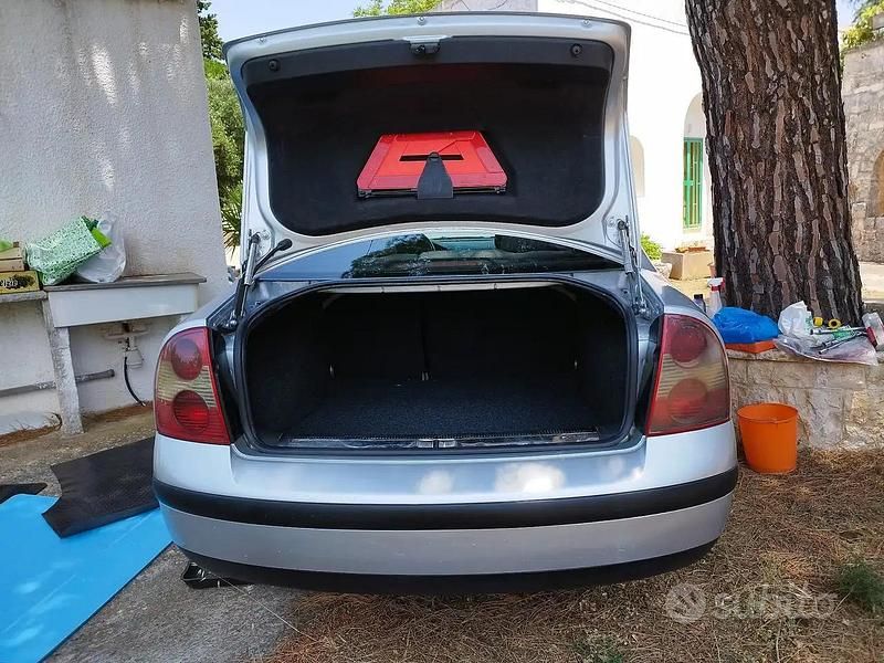 Usata VW Passat 101 CV (74 kW) 2003 Grigio Berlina