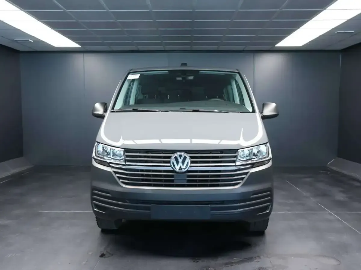 Usata VW Caravelle Trendline 110 CV (80 kW) 2022 Grigio pastello Furgone