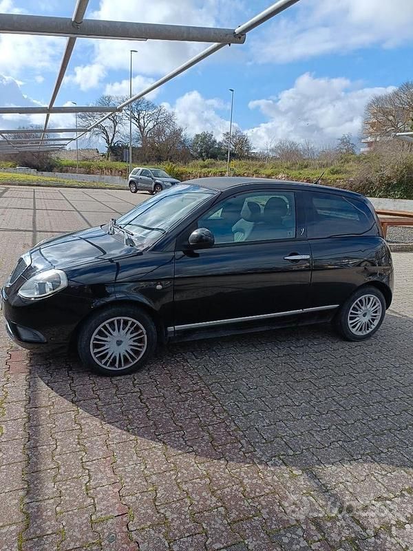 Usata Lancia Ypsilon 75 CV (55 kW) 2011 Nero Utilitaria