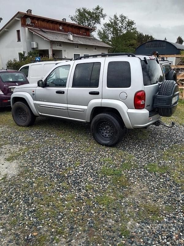Usado Jeep Cherokee 150 CV (110 kW) 2003 Gris SUV