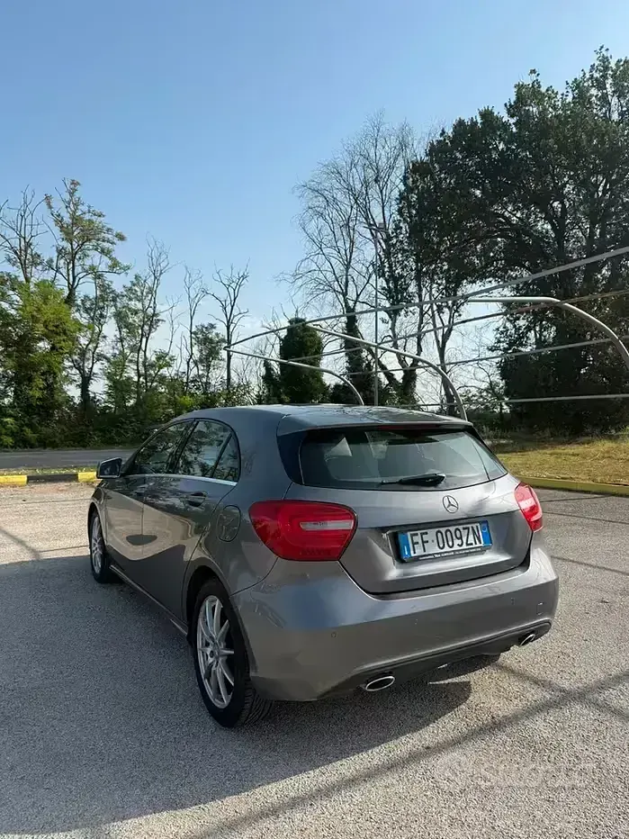 Usata Mercedes A180 109 CV (80 kW) 2016 Grigio Utilitaria