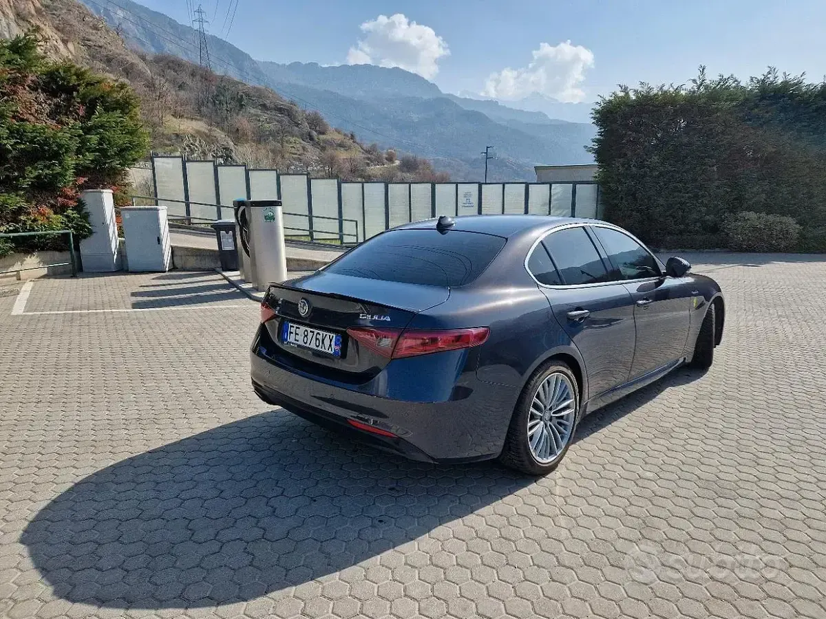 Usata Alfa Romeo Giulia Super 150 CV (110 kW) 2016 Grigio Berlina