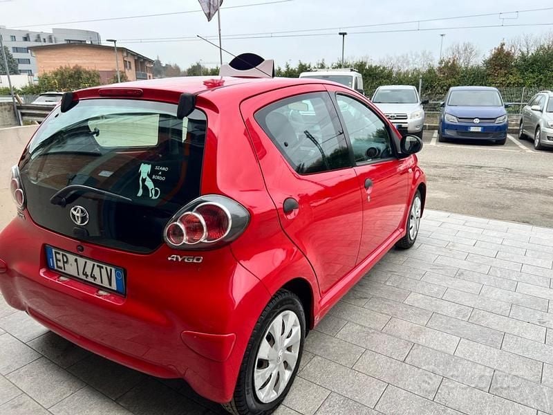 Usata Toyota Aygo Connect Style 67 CV (49 kW) 2012 Rosso Utilitaria