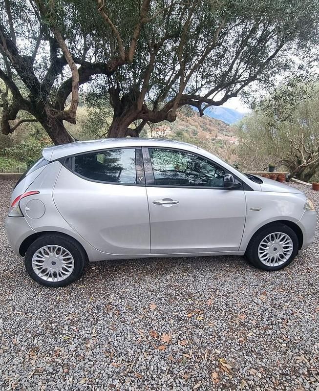 Usata Lancia Ypsilon 69 CV (50 kW) 2013 Grigio Utilitaria