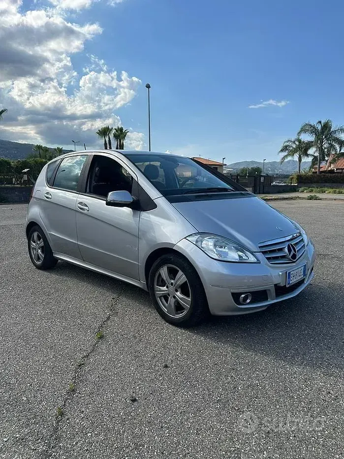 Usata Mercedes A180 116 CV (85 kW) 2011 Grigio Berlina