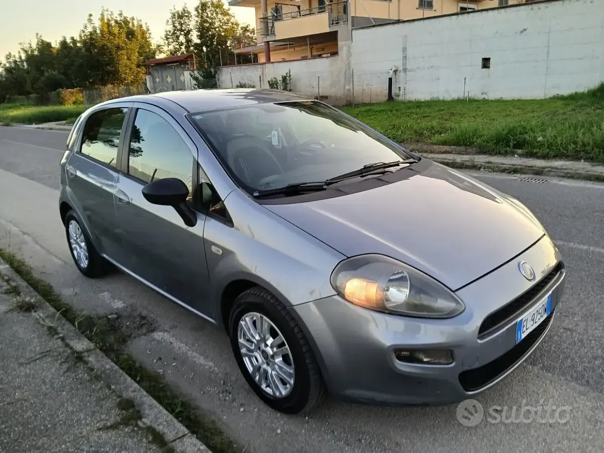 Begagnad Fiat Punto Dynamic 75 HK (55 kW) 2012 Grå Halvkombi