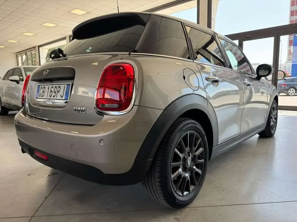 Usata Mini ONE 75 CV (55 kW) 2020 Argento Utilitaria