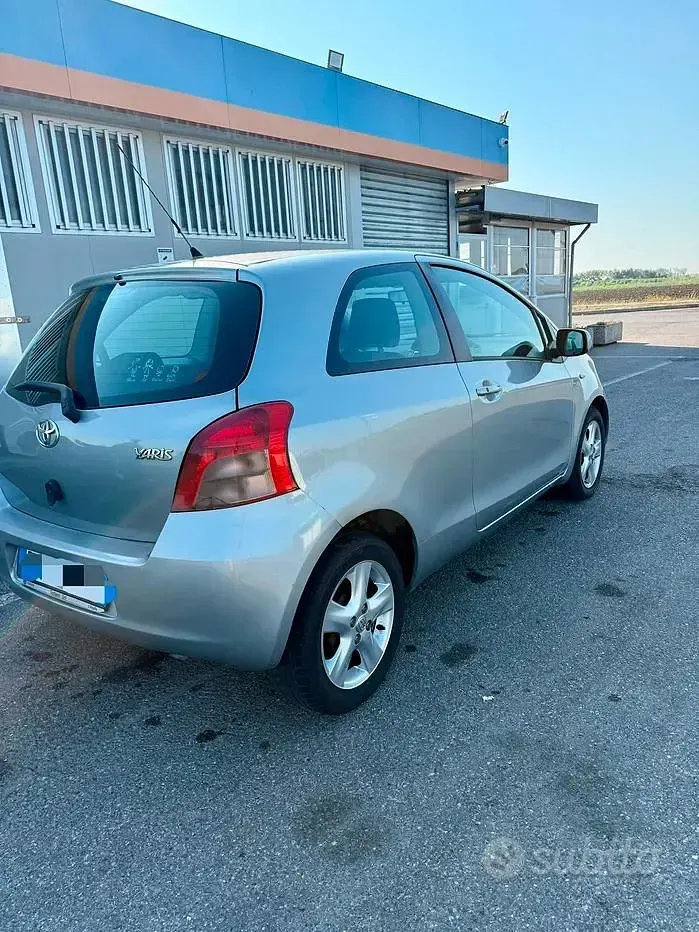 Usata Toyota Yaris 90 CV (66 kW) 2006 Grigio Berlina