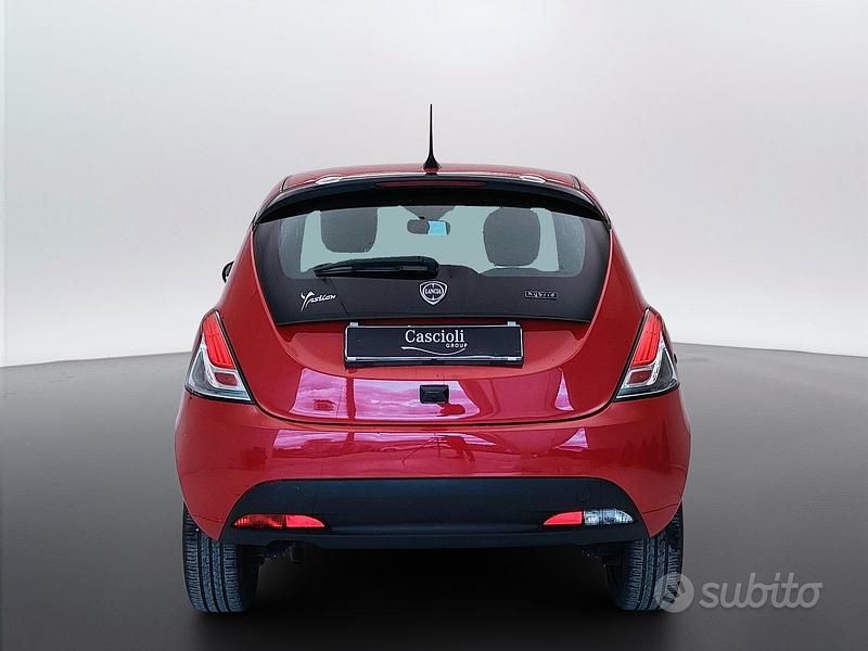 Usata Lancia Ypsilon Gold 70 CV (51 kW) 2023 Rosso Utilitaria
