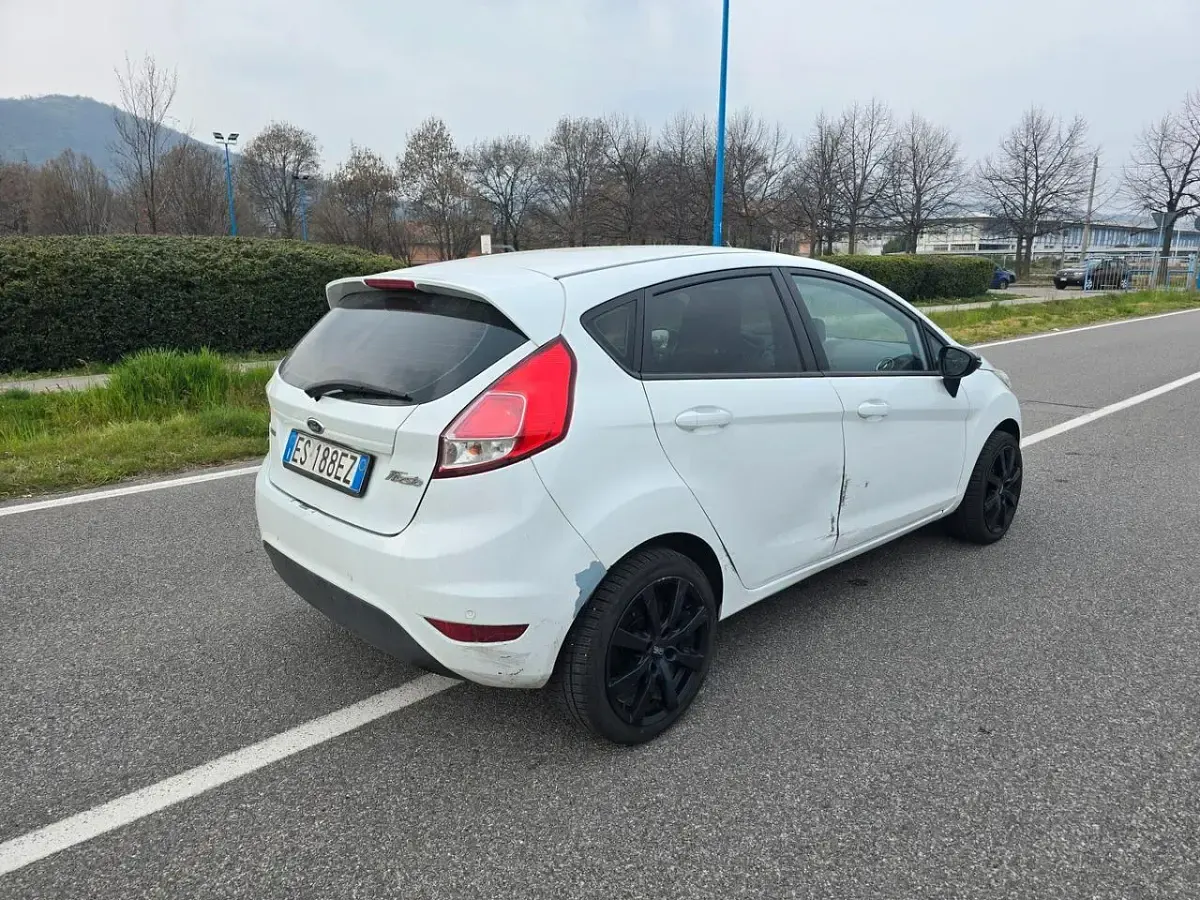 Usata Ford Fiesta Titanium 75 CV (55 kW) 2014 Bianco Utilitaria
