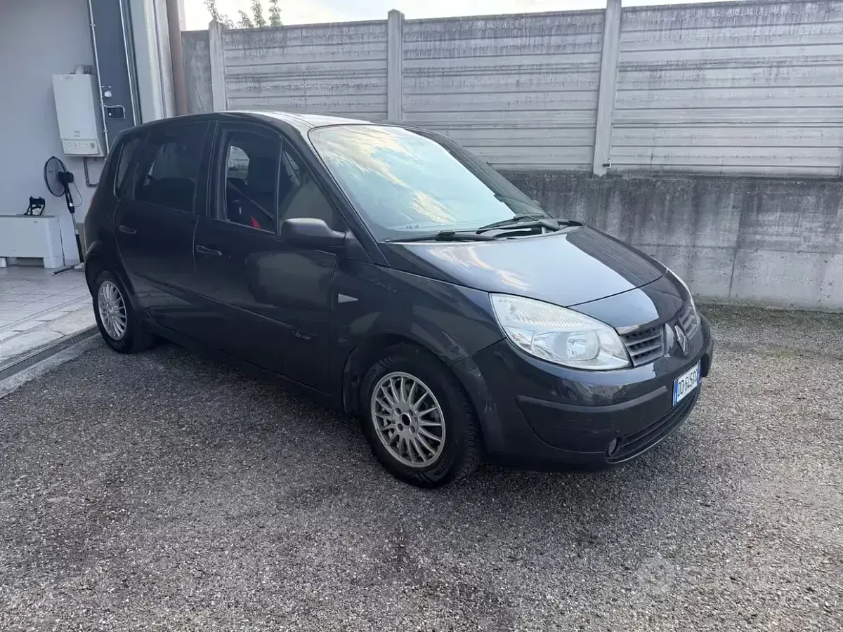 Usata Renault Scénic II 111 CV (81 kW) 2006 Bluazzurro Monovolume