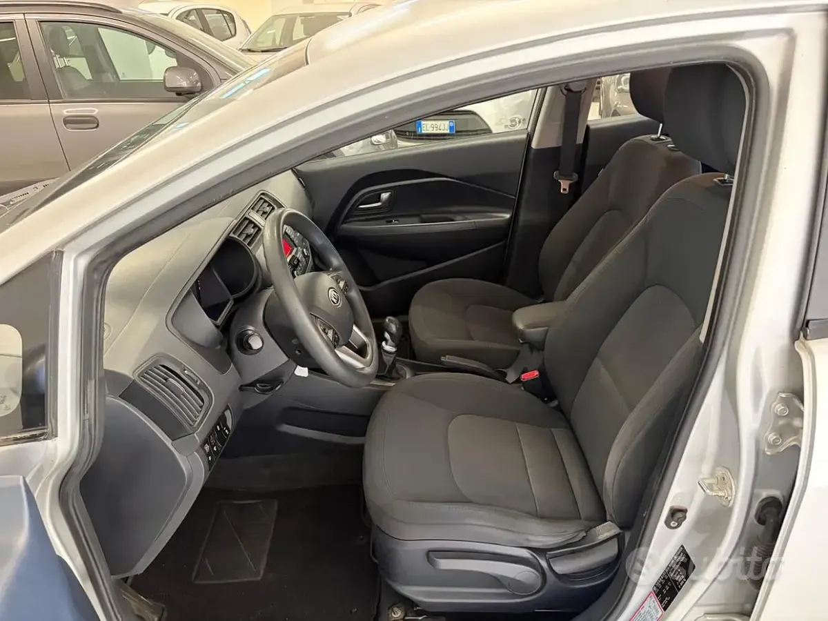 Usata Kia Rio EX 75 CV (55 kW) 2012 Grigio Berlina