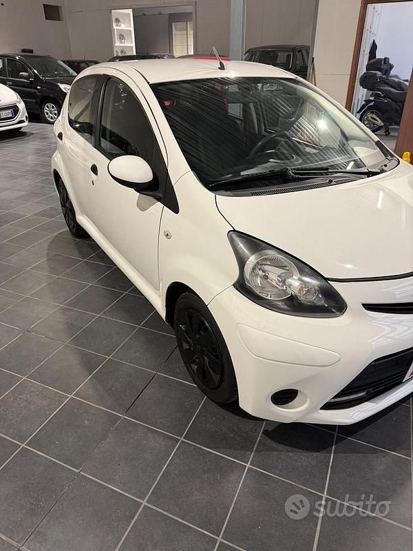 Usata Toyota Aygo 68 CV (50 kW) 2012 Bianco Utilitaria