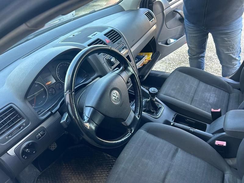 Usata VW Golf V Comfortline 104 CV (76 kW) 2007 Argento Berlina