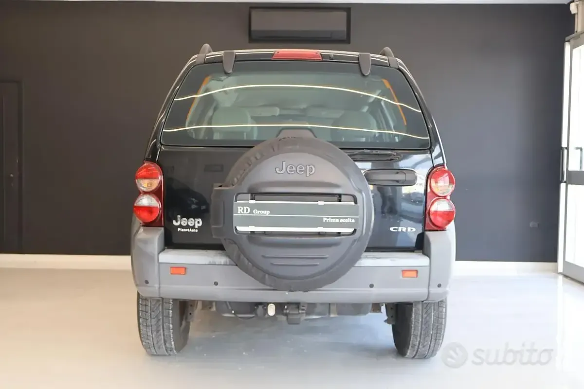 Second-hand Jeep Cherokee Sport 163 CP (119 kW) 2006 Negru SUV